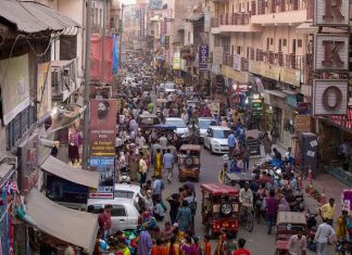 अज़ीम (शानदार’) हक़ीक़त में अज़ीम है!दिल्ली-6 की चारदिवारी जिसको फ़ासीलि शहर भी कहा जाता है! अपने आप में सदियों की तारीख़ समेटे हुए है!