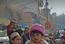 आशियाना बचाने कामकाज छोड़ कड़कड़ाती ठंड में सड़क पर उतरे लोग