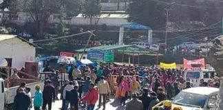 जोशीमठ में भू-धंसाव को लेकर सड़कों पर उतरे प्रभावित लोग