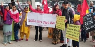 बेलसोनिका यूनियन की सदस्यता रद्द करने के विरोध में महिलाओं व बच्चों ने निकाला जुलूस