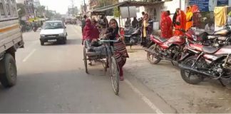 बीमार पिता को इलाज के लिए खुद रिक्शा खींचकर अस्पताल ले गयी नाबालिग बेटी