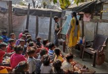 जम्मू कश्मीर के मराठा में झुग्गियों में रहनेवाले बच्चों को शिक्षित करने की अनूठी पहल