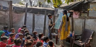 जम्मू कश्मीर के मराठा में झुग्गियों में रहनेवाले बच्चों को शिक्षित करने की अनूठी पहल