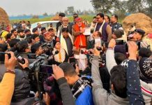 मुआवजे की माँग कर रहे किसानों ने किया केंद्रीय मंत्री के काफिले को घेरा