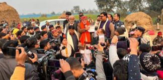 मुआवजे की माँग कर रहे किसानों ने किया केंद्रीय मंत्री के काफिले को घेरा