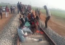 रीवा में किसानों और युवाओं का आंदोलन, ट्रेन का ट्रायल रोकने से रेलवे का काम प्रभावित
