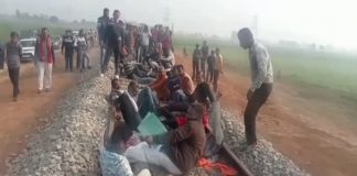रीवा में किसानों और युवाओं का आंदोलन, ट्रेन का ट्रायल रोकने से रेलवे का काम प्रभावित