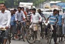 साइकिल वालों के लिए सुरक्षित नहीं हैं दिल्ली की सड़कें