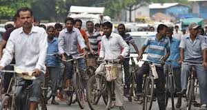 साइकिल वालों के लिए सुरक्षित नहीं हैं दिल्ली की सड़कें