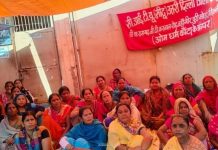 गैरकानूनी तालाबंदी के खिलाफ आठ दिनों से अनवरत धरने पर बैठे हैं मजदूर