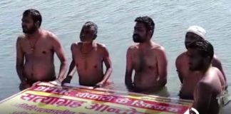 पुनर्वास को लेकर बोकारो स्टील प्लांट विस्थापितों का जल सत्याग्रह