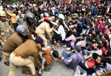 भर्ती परीक्षाओं में धांधली की जाँच की माँग कर रहे युवाओं पर लाठीचार्ज