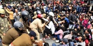 भर्ती परीक्षाओं में धांधली की जाँच की माँग कर रहे युवाओं पर लाठीचार्ज