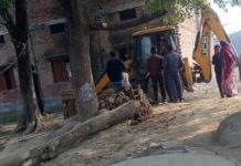 आदिवासियों के अशियाने पर दबंगों ने चलवा दिया बुलडोजर