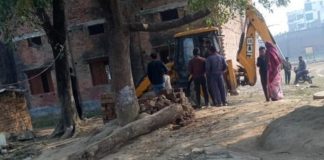 आदिवासियों के अशियाने पर दबंगों ने चलवा दिया बुलडोजर