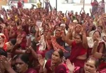 रायपुर में आँगनबाड़ी कार्यकर्ताओं व सहायिकाओं का धरना जारी