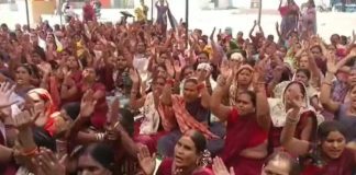 रायपुर में आँगनबाड़ी कार्यकर्ताओं व सहायिकाओं का धरना जारी