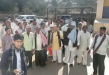 बर्बाद हुई फसलों के मुआवजे की माँग को लेकर किसानों का प्रदर्शन