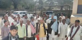 बर्बाद हुई फसलों के मुआवजे की माँग को लेकर किसानों का प्रदर्शन