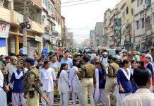 मूलभूत सुविधाएँ न होने से आक्रोशित स्कूली छात्राएँ उतरीं सड़क पर