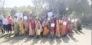 बजट में मनरेगा राशि में कटौती के विरोध में प्रदर्शन