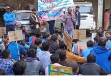 कार्यबहाली की माँग को लेकर हिताची कंपनी के मजदूरों का प्रदर्शन