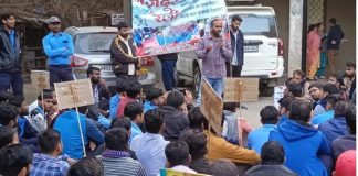 कार्यबहाली की माँग को लेकर हिताची कंपनी के मजदूरों का प्रदर्शन