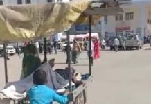 बीमार पिता को ठेले पर लेकर अस्पताल पहुँचा छह साल का मासूम