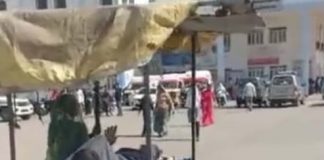 बीमार पिता को ठेले पर लेकर अस्पताल पहुँचा छह साल का मासूम