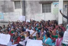 झारखंड के बेरमों में 12 सूत्री माँगों को लेकर सहायिकाओं का धरना