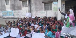 झारखंड के बेरमों में 12 सूत्री माँगों को लेकर सहायिकाओं का धरना