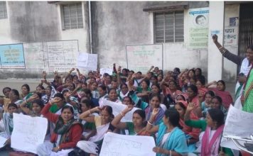 झारखंड के बेरमों में 12 सूत्री माँगों को लेकर सहायिकाओं का धरना