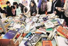 बेस्टसेलर के दो हिस्से : उपन्यास और व्यापारिक सफलता के किस्से !