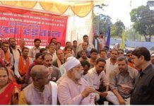 रोजगार देने की प्रक्रिया तेज करने के आश्वासन के बाद विस्थापितों की भूख हड़ताल खत्म