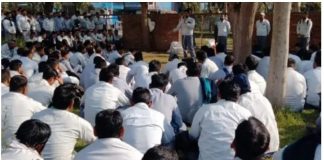 बेलसोनिका यूनियन के नेताओं के निलंबन के विरोध में मजदूरों ने किया प्रदर्शन