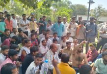 इंदौर में नीलामी में गेहूं के भाव नहीं मिलने से किसानों का हंगामा