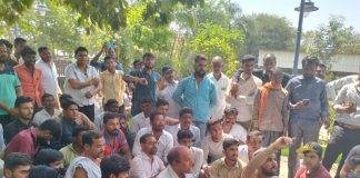 इंदौर में नीलामी में गेहूं के भाव नहीं मिलने से किसानों का हंगामा