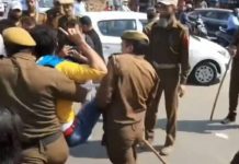 जम्मू-कश्मीर में ब्लैकलिस्टेड कंपनी से भर्ती परीक्षा कराने का विरोध कर रहे अभ्यर्थियों पर लाठीचार्ज