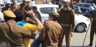 जम्मू-कश्मीर में ब्लैकलिस्टेड कंपनी से भर्ती परीक्षा कराने का विरोध कर रहे अभ्यर्थियों पर लाठीचार्ज