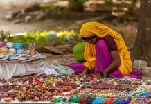 जी-20 सम्मलेन से पहले जबरन बेदखल करने पर फुटपाथ विक्रेताओं का विरोध प्रदर्शन