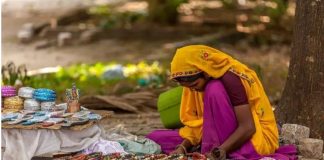 जी-20 सम्मलेन से पहले जबरन बेदखल करने पर फुटपाथ विक्रेताओं का विरोध प्रदर्शन