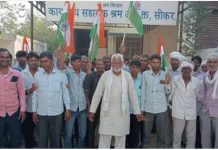 राजस्थान के सीकर में मजदूरी बढ़ाने को लेकर ईंट भट्ठा मजदूरों का प्रदर्शन
