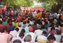 नोएडा में रेहड़ी पटरी वालों का आजीविका बचाने के लिए धरना