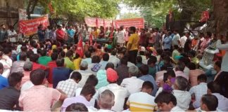 नोएडा में रेहड़ी पटरी वालों का आजीविका बचाने के लिए धरना