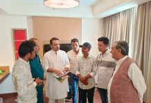 इंदौर में संयुक्त किसान मोर्चा का प्रतिनिधिमंडल सांसद जयंत चौधरी और अखिलेश यादव से मिला