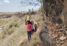 एक घूंट पानी के लिए हजारों फीट नीचे उतरने को मजबूर इंदौर के आदिवासी