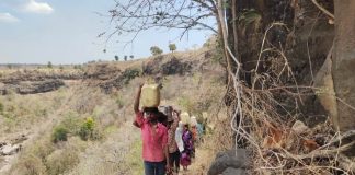 एक घूंट पानी के लिए हजारों फीट नीचे उतरने को मजबूर इंदौर के आदिवासी