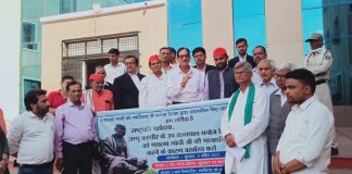 ग्वालियर के सजग नागरिकों ने जिलाधीश को सौंपा ज्ञापन : मनोज सिन्हा को बर्खास्त करने की मॉंग