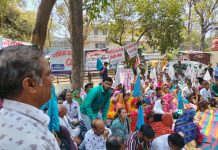 सेंचुरी के श्रमिकों ने इंदौर आकर संभाग आयुक्त कार्यालय पर की भूख हड़ताल