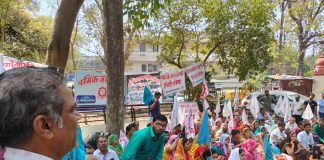 सेंचुरी के श्रमिकों ने इंदौर आकर संभाग आयुक्त कार्यालय पर की भूख हड़ताल